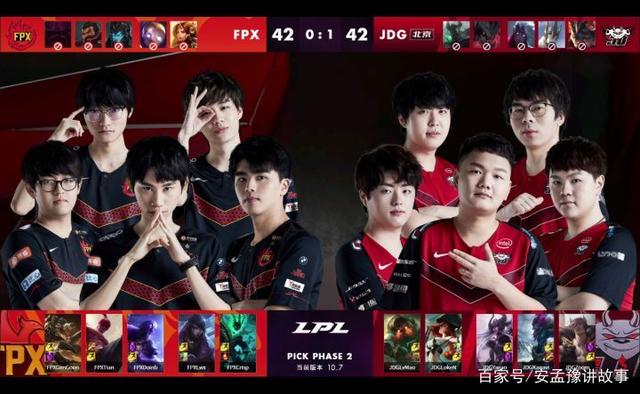 足球赛场上 足球赛场上